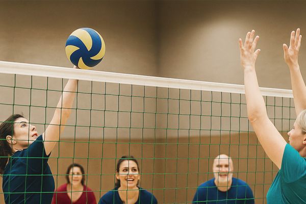 Team während eines Volleyballspiels in der Turnhalle