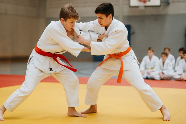 Zwei Jungs jugendlichen Alters während eines Judo-Kampfes