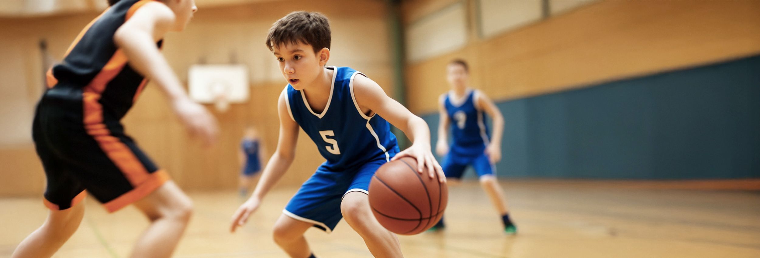 Basketballspieler in Aktion während eines Spiels